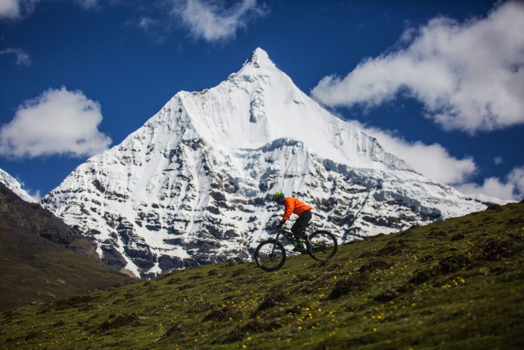 Descending beneath the peak of Jichu Drake