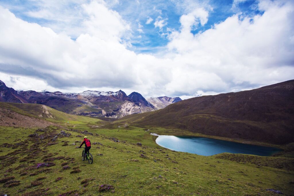 An alpine lake below the trail